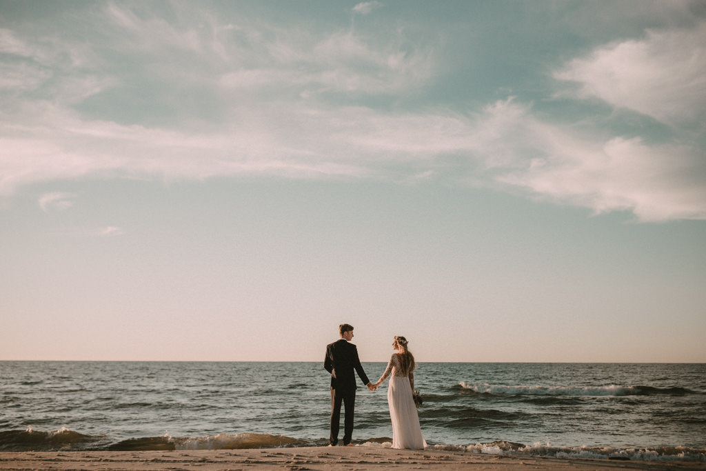Para Młoda na plenerze ślubnym w Czołpinie nad morzem