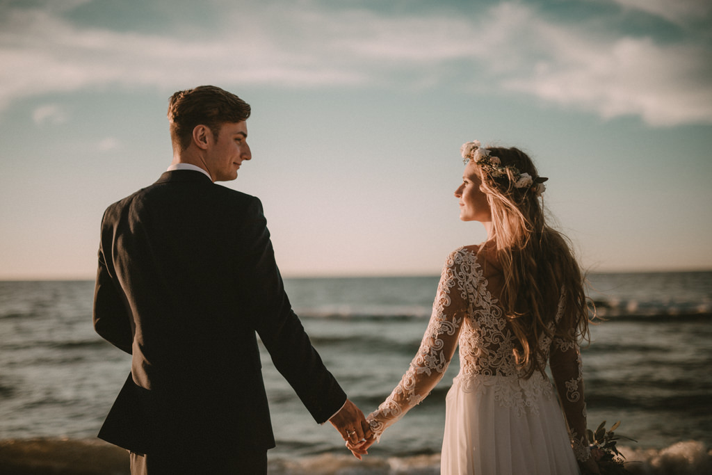 Para Młoda na plenerze ślubnym nad Bałtykiem, w Czołpinie